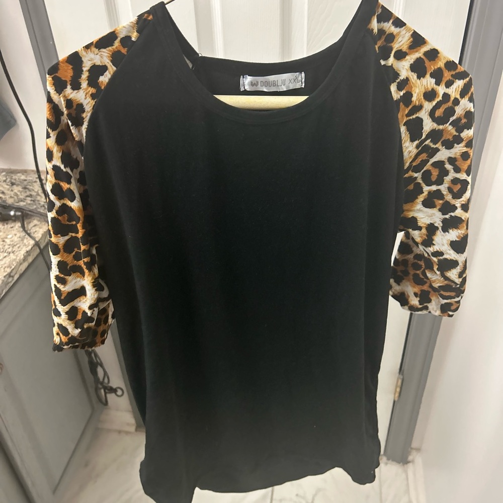 Black shirt with animal detail on the sleeves. - Picture 8 of 12